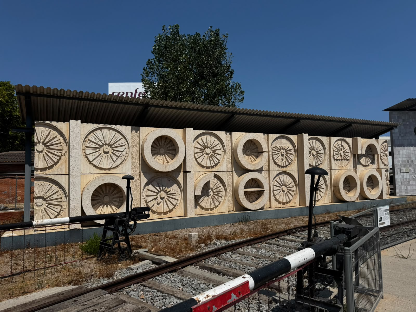 Fris escult�ric de l�estaci� de Barcelona Sants